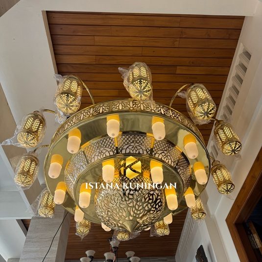 penjual lampu gantung masjid kuningan